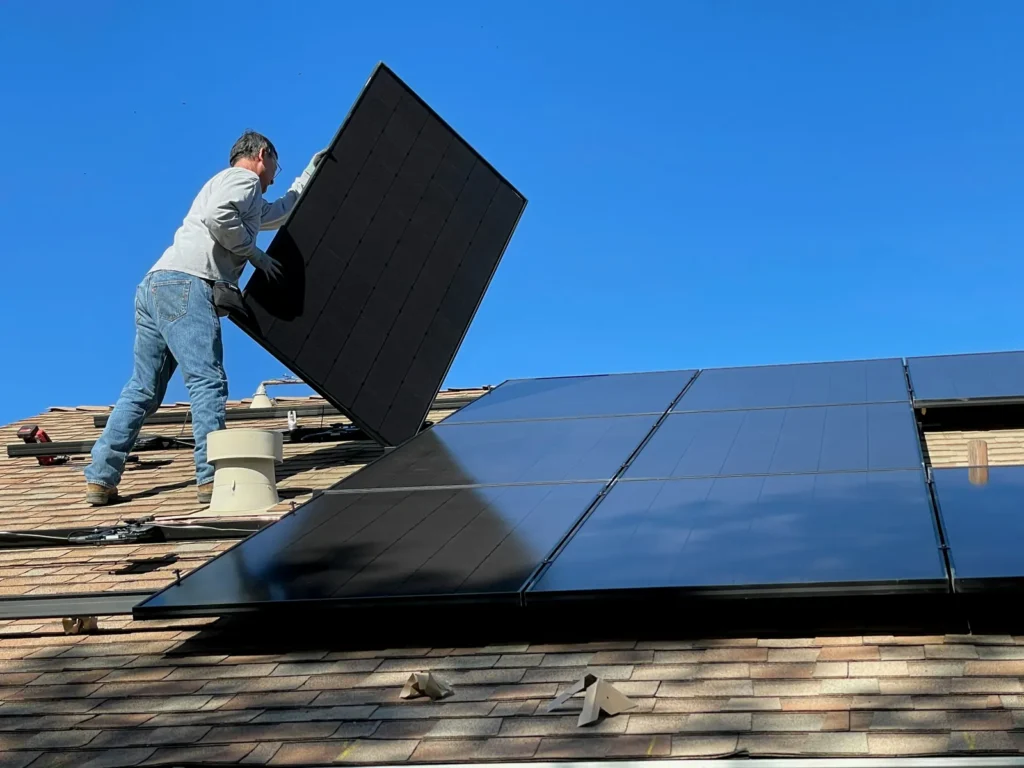 Instalación de paneles solares en un techo