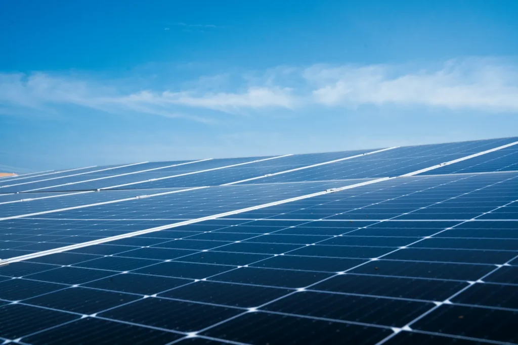 Paneles solares fotovoltaicos bajo el sol