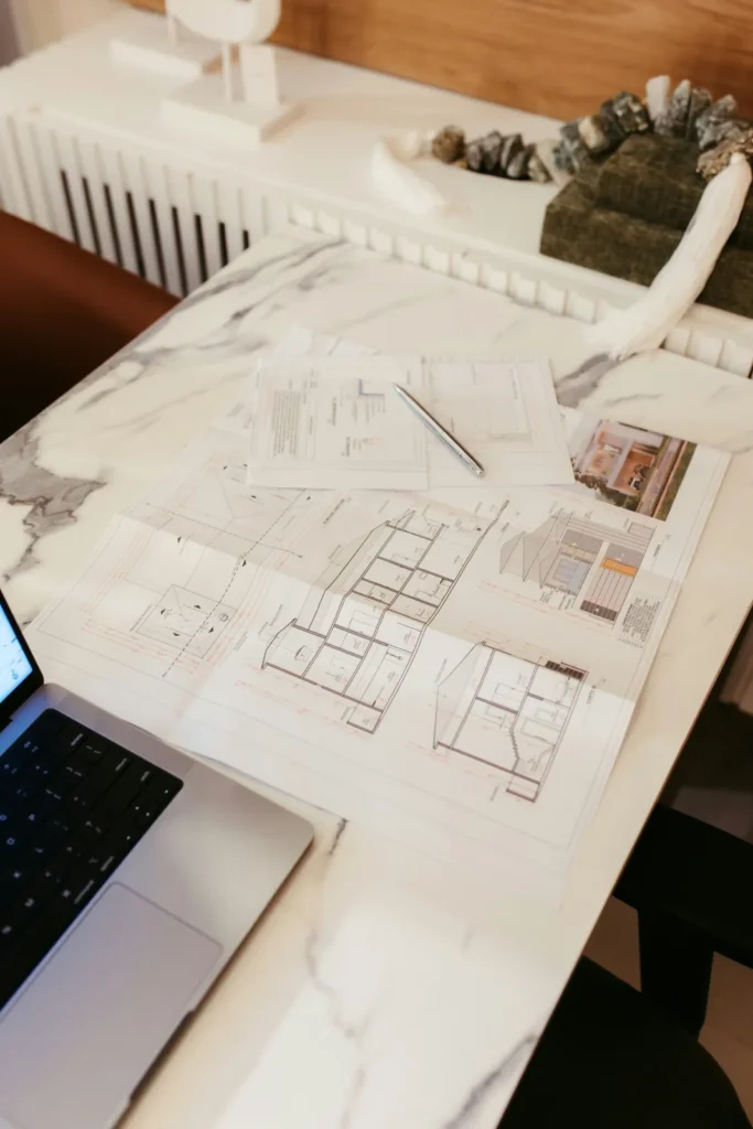 Planos de ingeniería sobre una mesa de trabajo