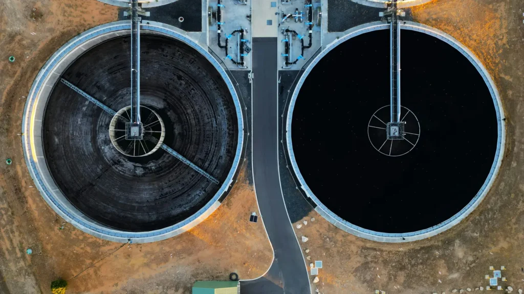 Vista aérea de una planta de tratamiento de agua