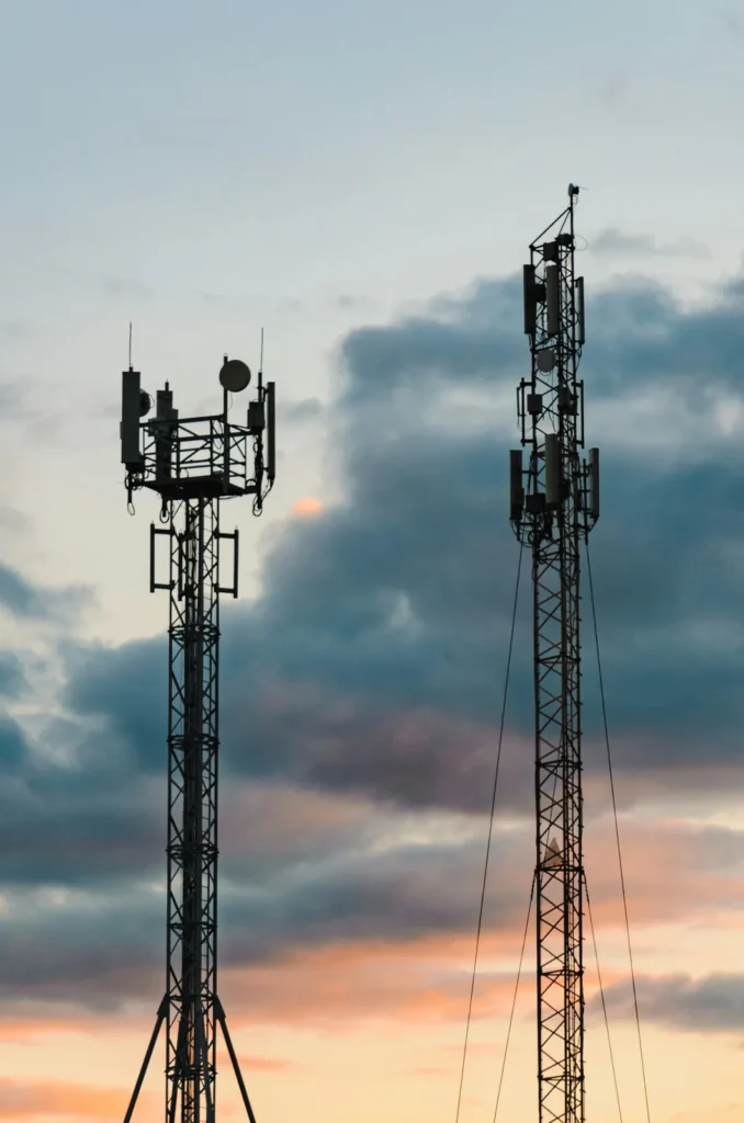 Torres de telecomunicaciones con antenas